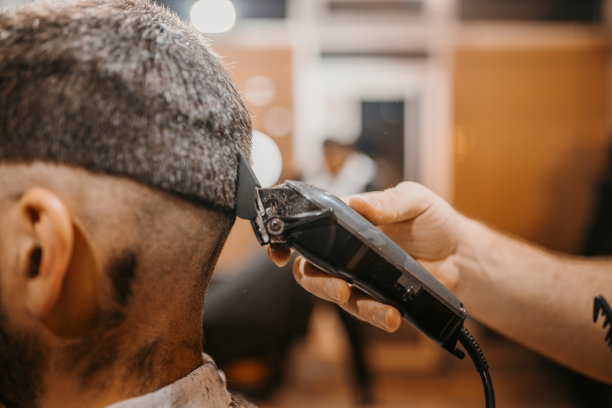 在理发店工作的年轻男理发师图片下载