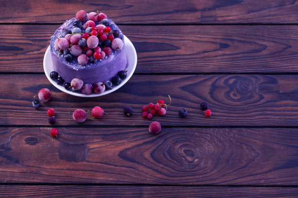 木桌上有浆果的生日蛋糕图片下载