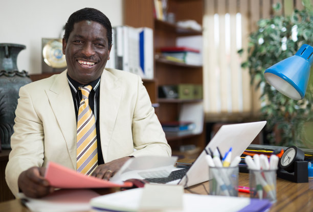 积极的非裔美国商人在办公室的电脑前工作图片下载