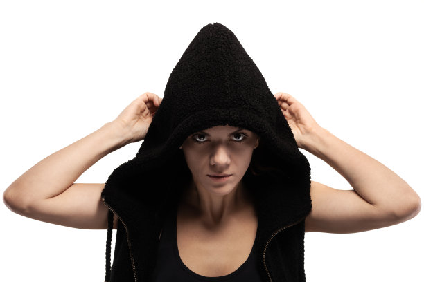 一个穿着黑色连帽衫的漂亮女孩的肖像。白色背景下微笑的女士。图片下载