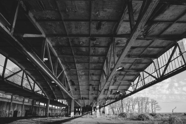 废弃的旧拱形金属结构飞机库。图片下载