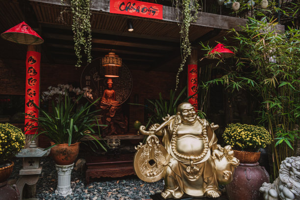 越南大理石山寺庙内的笑佛和佛像-寺庙的正面视图图片下载