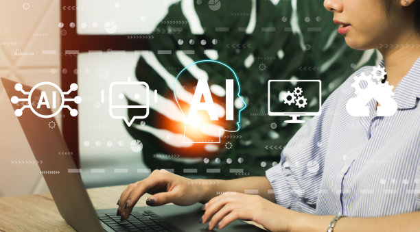 人工智能学习和商业人工智能，现代，观念的转变和数字时代商业技术的采用，在笔记本电脑上工作的女商人。图片下载