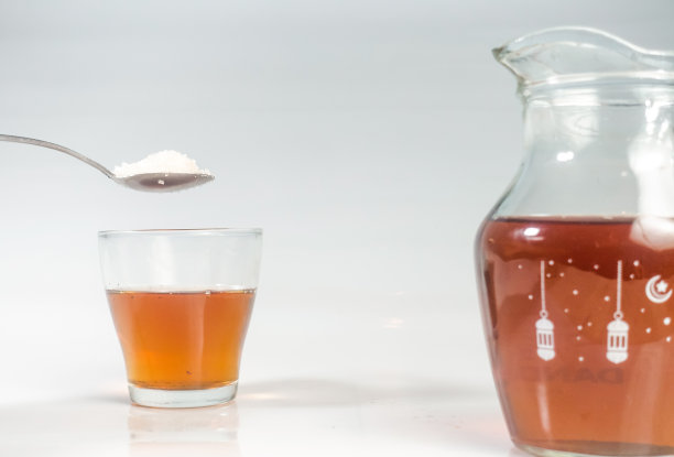 一个水壶和一杯茶图片下载