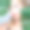 特写的女人，诱人的完美清洁的皮肤，拿着绿色的叶子。图片下载