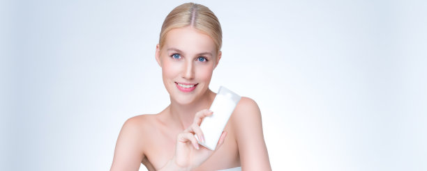 风度翩翩的完美肌肤女性手持保湿产品模型。图片下载