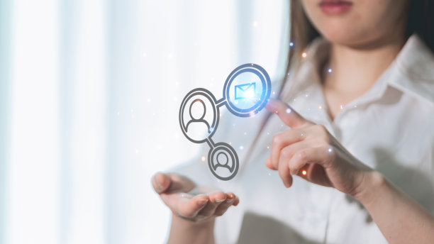 女商人在模糊的背景下使用数字社交网络界面3D渲染图片下载