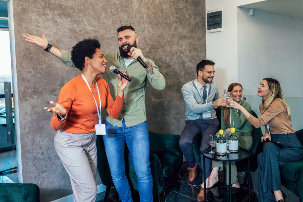 商务人士在现代办公室里唱卡拉ok图片下载