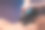 一个无法辨认的男性按摩师用按摩枪敲击工具按摩的手特写一个肌肉发达的运动员，在水疗治疗中，仰面躺在按摩床上图片下载