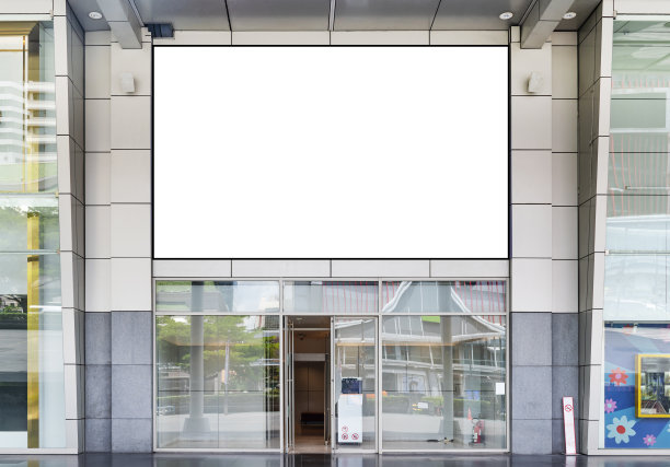 模拟白色背景广告牌和剪报路径上的入口门购物中心大楼图片下载