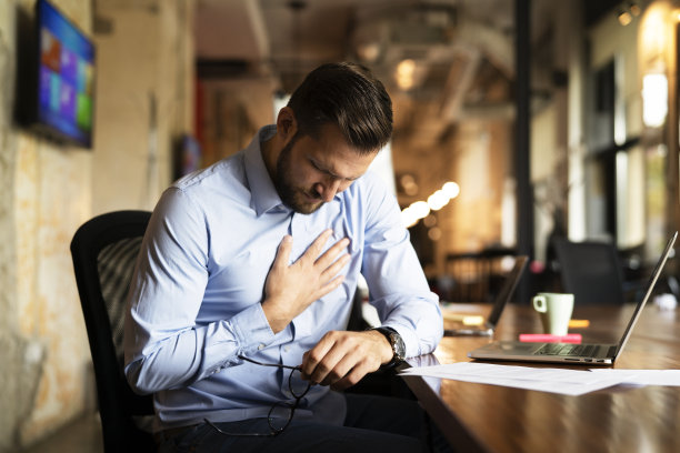 坐在办公室用笔记本电脑工作的人图片下载