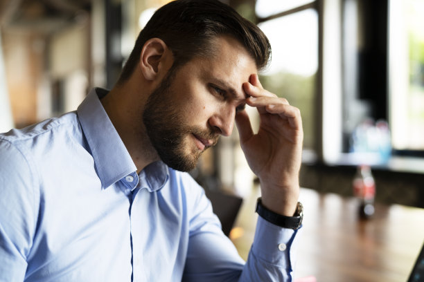 坐在办公室用笔记本电脑工作的人图片下载