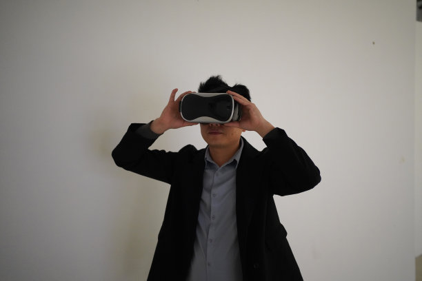 使用VR眼镜的男性游戏体验图片下载