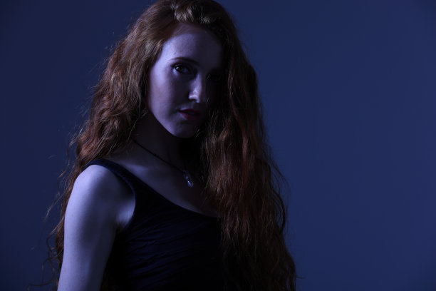 红发女孩图片下载