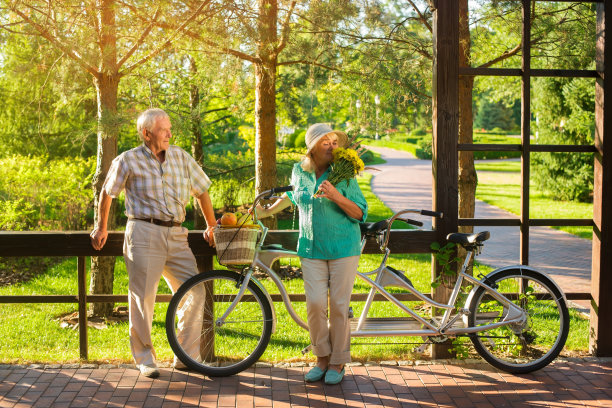 老年夫妇和双人自行车。图片下载