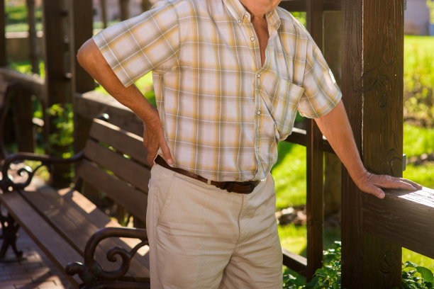 老年男性背痛。图片下载