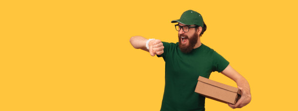 横幅上的照片是一个大喊大叫的男人拿着一个快递箱，看着手表。图片下载