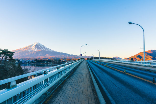 富士山和日本的长桥图片下载
