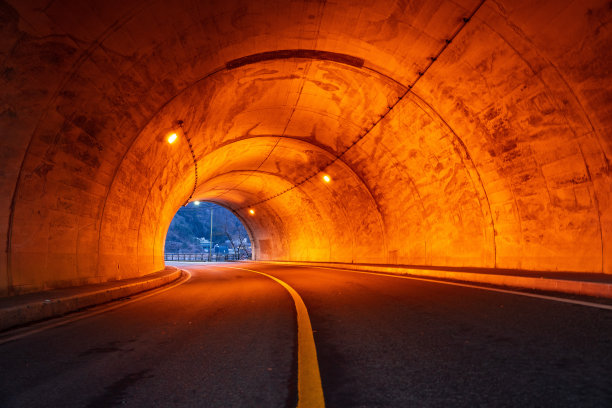 汽车行驶的黑暗隧道图片下载