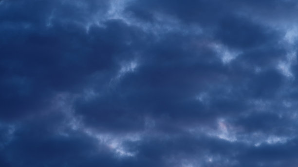 随着太阳落在地平线下，逐渐变暗的天空预示着又一天的结束。图片下载