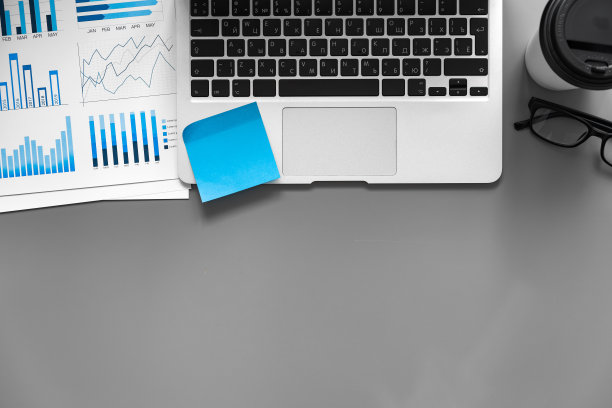 在深灰色的表面上打印图表和笔记本电脑图片下载