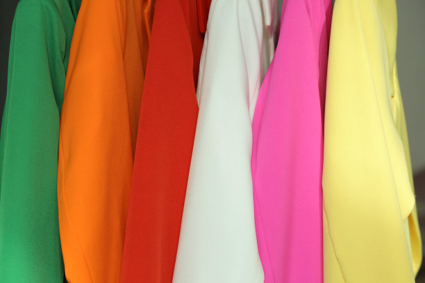 夹克面料的质地有红色、浅绿色、黄色、白色、粉色。图片下载