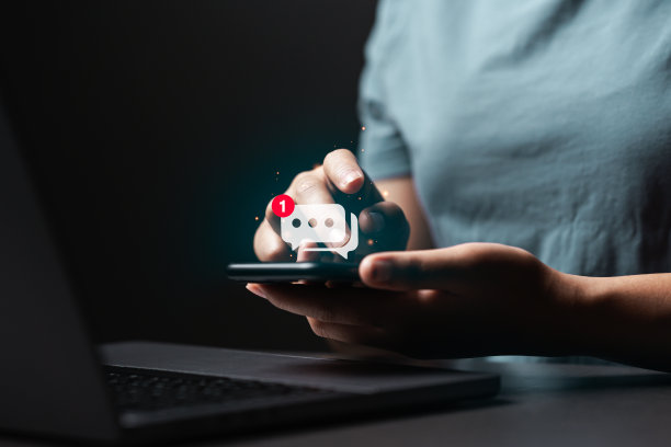 商务人士用智能手机回复消息或电子邮件通知，在线沟通的概念。图片下载