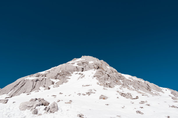 深蓝天空下雪山顶图片下载