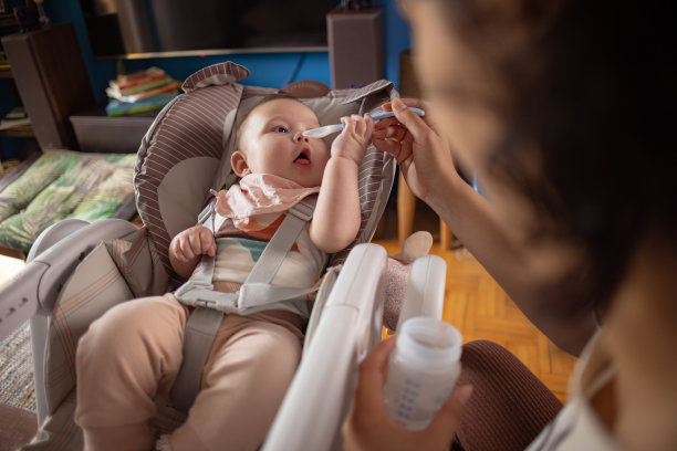 妈妈给宝宝水喝图片下载