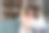 一名拿着验孕棒的年轻女子喜出望外地告诉她的妈妈，她怀孕了，将要生孩子了。未来的奶奶和妈妈开心地坐在家里的沙发上图片下载