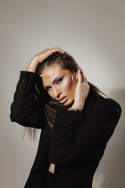 穿着黑色运动上衣的年轻时尚女子图片下载