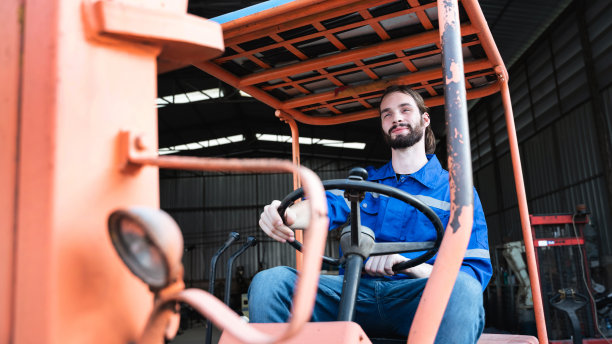 一个在仓库里用叉车工作的人的画像。概念工业和商业。图片下载