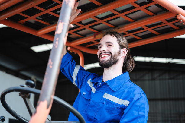一个在仓库里用叉车工作的人的画像。概念工业和商业。图片下载