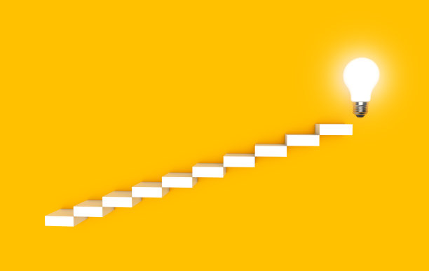 电灯泡梯子。思想成就成长进步成功创新。图片下载