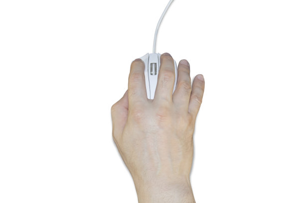 一个男人的手握着电脑鼠标。图片下载