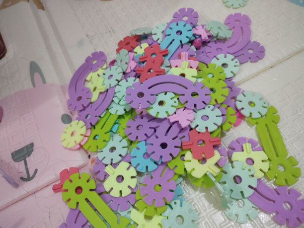 五颜六色的儿童玩具拼图砖、创意积木、炸弹拼图图片下载