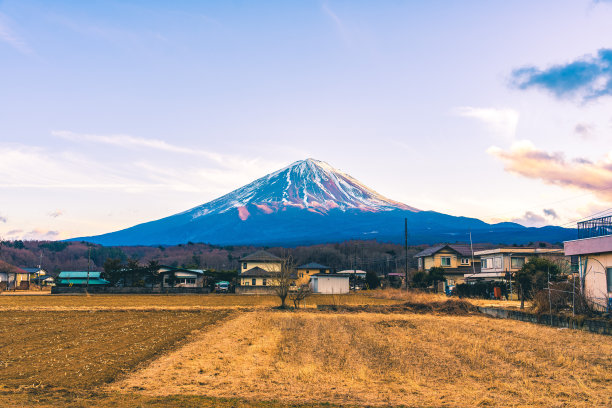 日本乡村小镇的富士山景图片下载