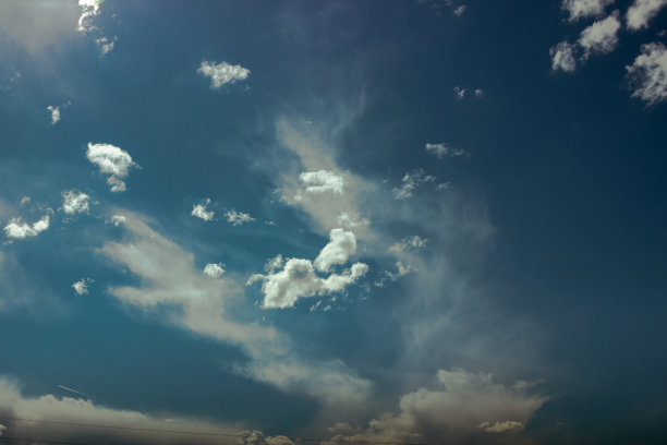 白云在蓝天上作画图片下载