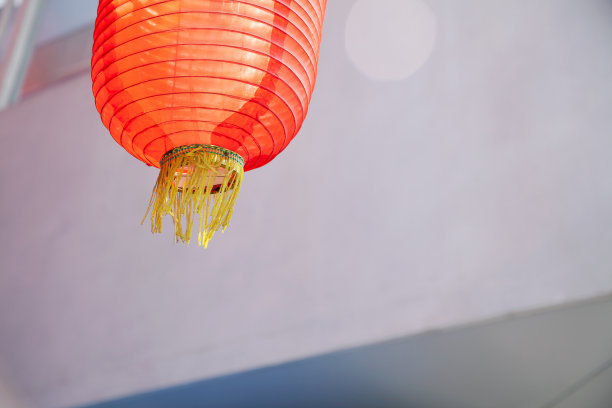 丝绸制成的红色亚洲灯笼，简单的背景与复制空间图片下载