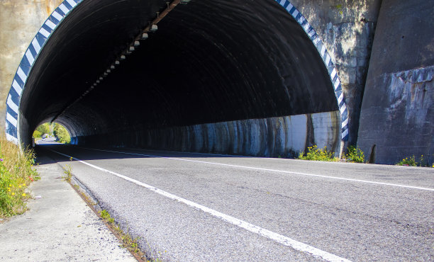 隧道尽头的光。道路隧道概念。水平景观与隧道入口。图片下载