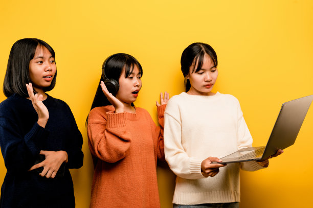 在线交流概念亚洲女孩在家里使用笔记本电脑黄色工作室照片她很高兴在网上度过她的空闲时间，在社交网络上与朋友聊天，购物或在线工作。也可以通过听音乐来放松图片下载