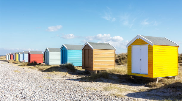 海滩背景上的海滩小屋或浴场图片下载
