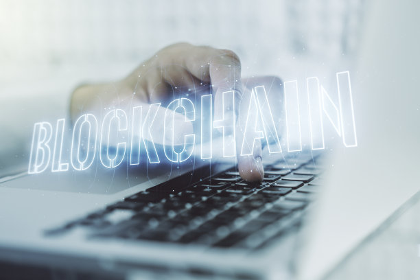 区块链技术的创意概念和手在笔记本电脑上打字的背景。数字货币转移和去中心化概念。Multiexposure图片下载