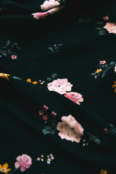垂直照片的深色花布图案的背景和复制空间。图片下载