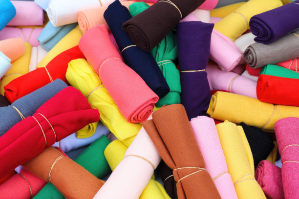 面料市场上不同颜色的布料和面料样品的详细特写图片下载