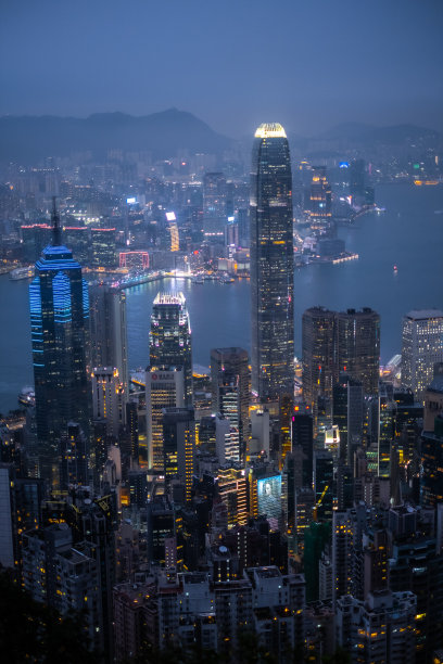 从太平山顶俯瞰香港的夜景图片下载
