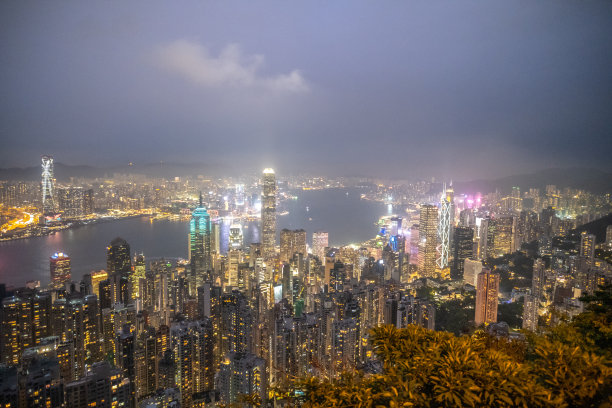 从太平山顶俯瞰香港的夜景图片下载