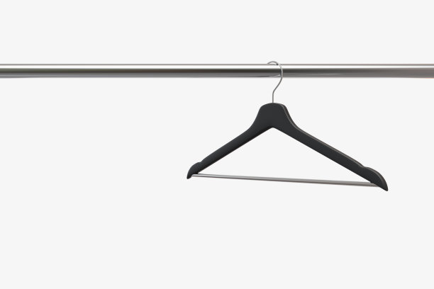 挂在金属杆上的空衣架。说明时尚和服装的概念图片下载