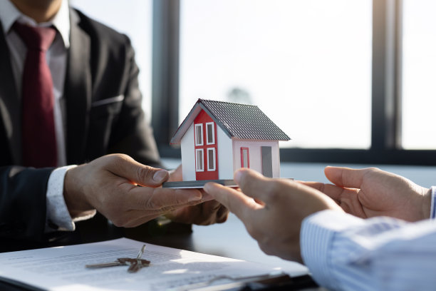 房地产继承概念与合同约定。在签署了合法购房协议后，房地产经纪人向客户提供样板房。图片下载