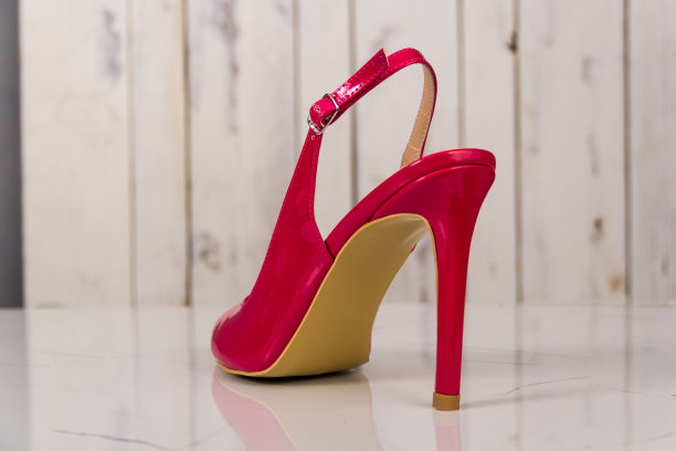 有光泽的高跟鞋在白色的背景图片下载